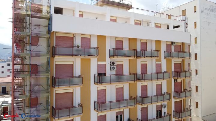 Oggi ci troviamo a Palermo insieme all'Impresa Manfredi che sta lavorando al prospetto di questo condominio 👇